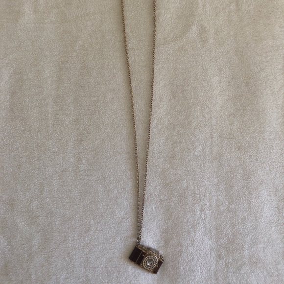 Bejewelled gold camera necklace - Picture 2 of 3